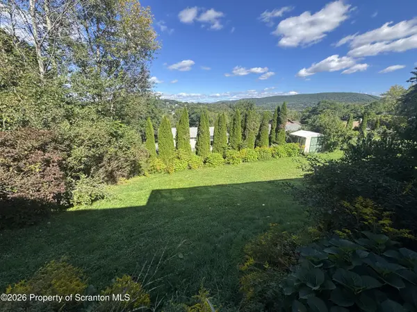 303 1/2 Tulip CIR, Clarks Summit, PA 18411