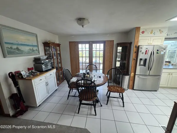 303 1/2 Tulip CIR, Clarks Summit, PA 18411