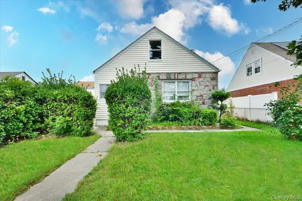 403 Oak ST, Copiague, NY 11726