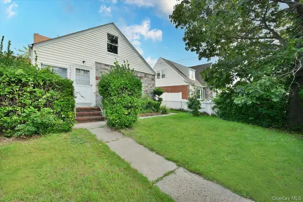 403 Oak ST, Copiague, NY 11726