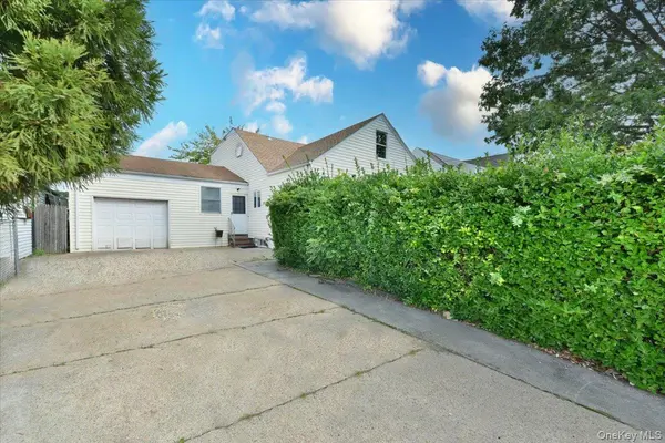 403 Oak ST, Copiague, NY 11726