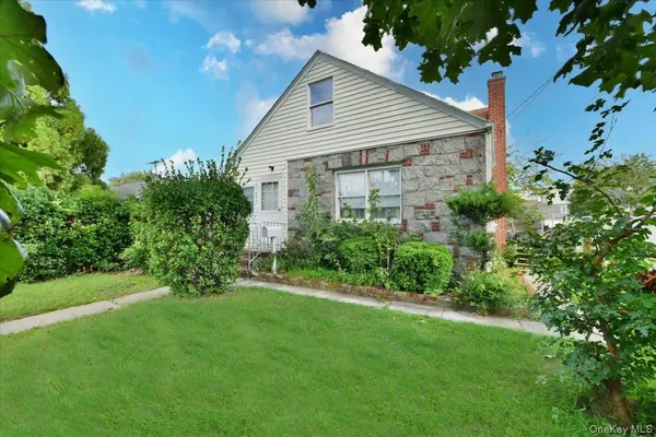 403 Oak ST, Copiague, NY 11726