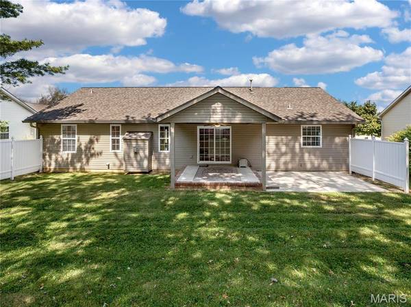 58 Oak Leaf DR, Maryville, IL 62062