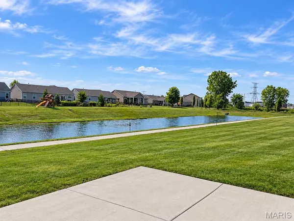 284 Crestfield CT, St Charles, MO 63301