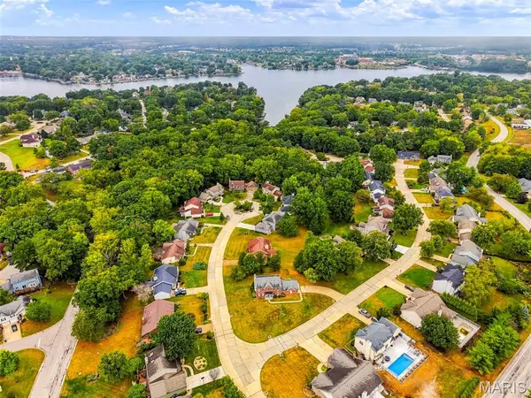 11 Silver Leaf CT, Lake St Louis, MO 63367