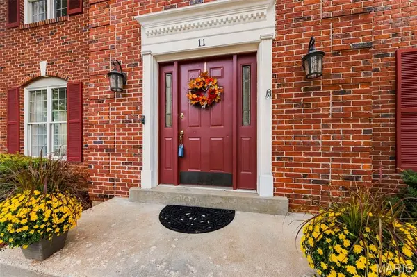 11 Silver Leaf CT, Lake St Louis, MO 63367