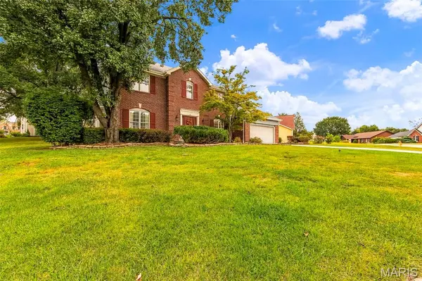 11 Silver Leaf CT, Lake St Louis, MO 63367