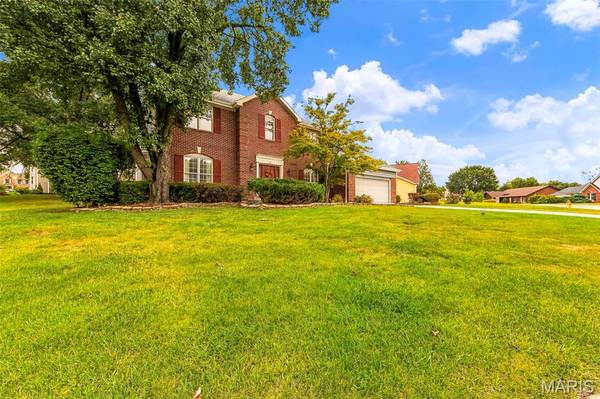 11 Silver Leaf CT, Lake St Louis, MO 63367