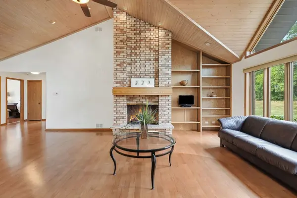 254 Wood Glen LN, Oak Brook, IL 60523