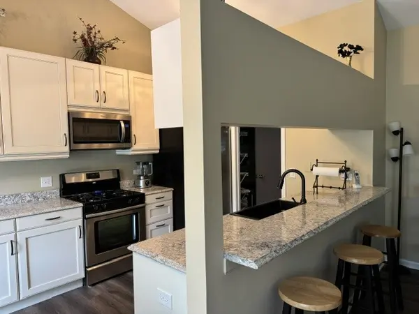 96 Bay View LN, Grayslake, IL 60030