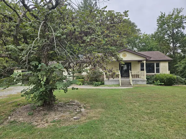 926 E Webster ST, Benton, IL 62812