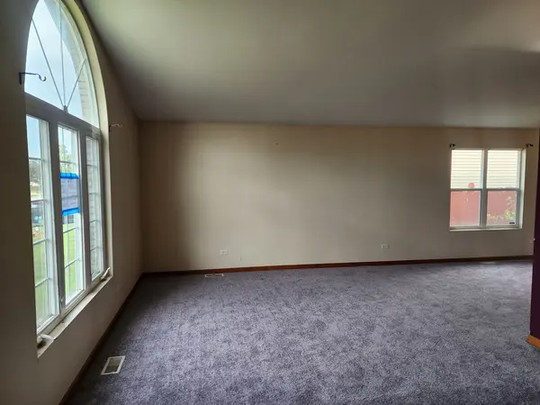 627 Clover LN, University Park, IL 60484