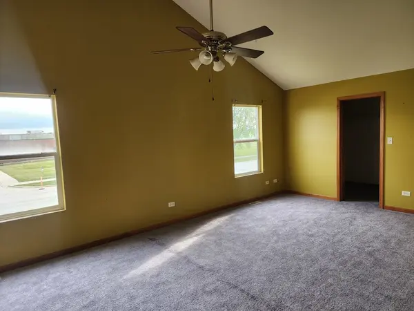 627 Clover LN, University Park, IL 60484