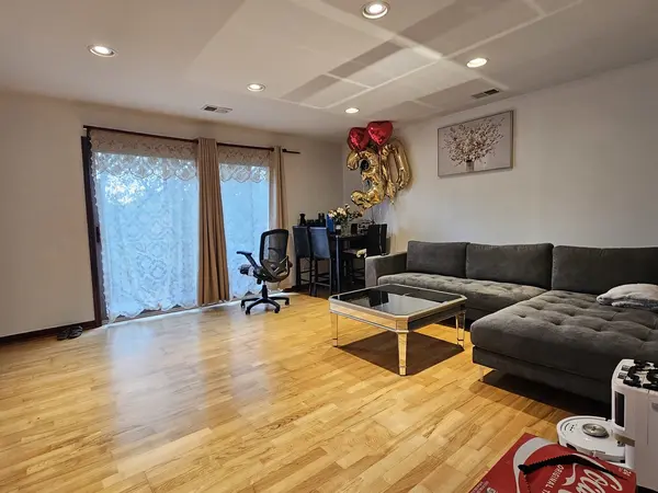 9709 Bianco TER #E, Des Plaines, IL 60016