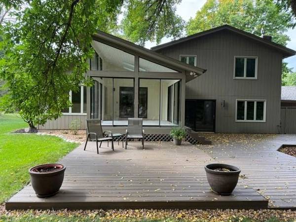 6015 Stoneybrook DR, Minnetonka, MN 55345