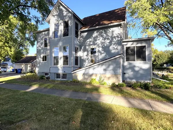 1021 4th AVE S, Fargo, ND 58103