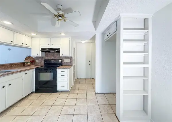 16 Coventry CT, Edmond, OK 73012