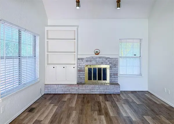 16 Coventry CT, Edmond, OK 73012