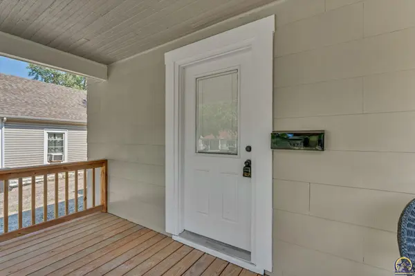 932 SW MacVicar AVE, Topeka, KS 66606