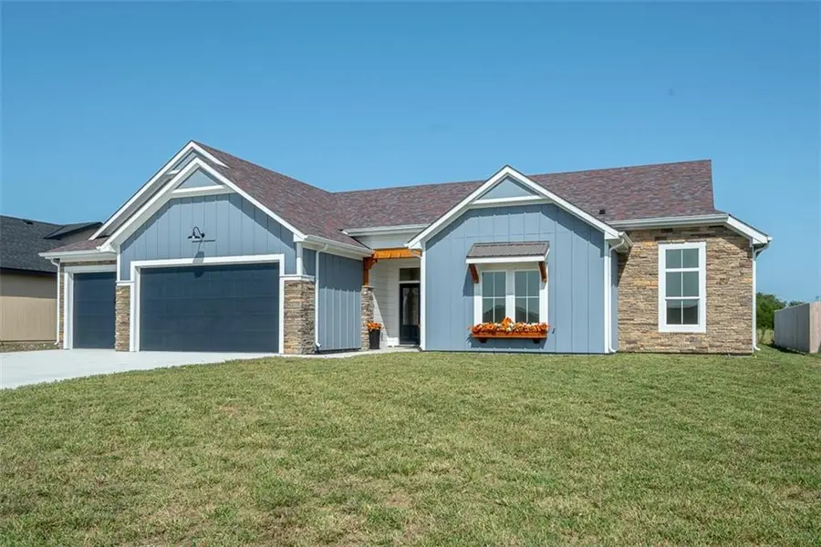 1018 Bluestem CIR, Baldwin City, KS 66006