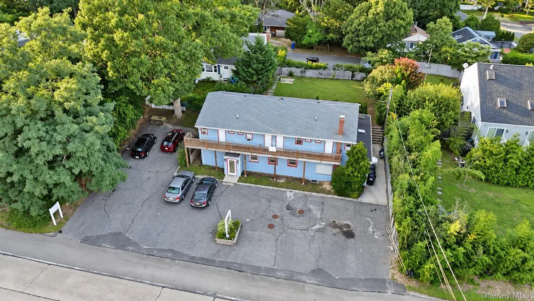 87 North RD, Hampton Bays, NY 11946