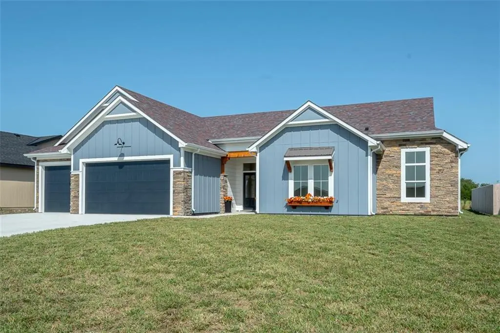 1018 Bluestem CIR, Baldwin City, KS 66006