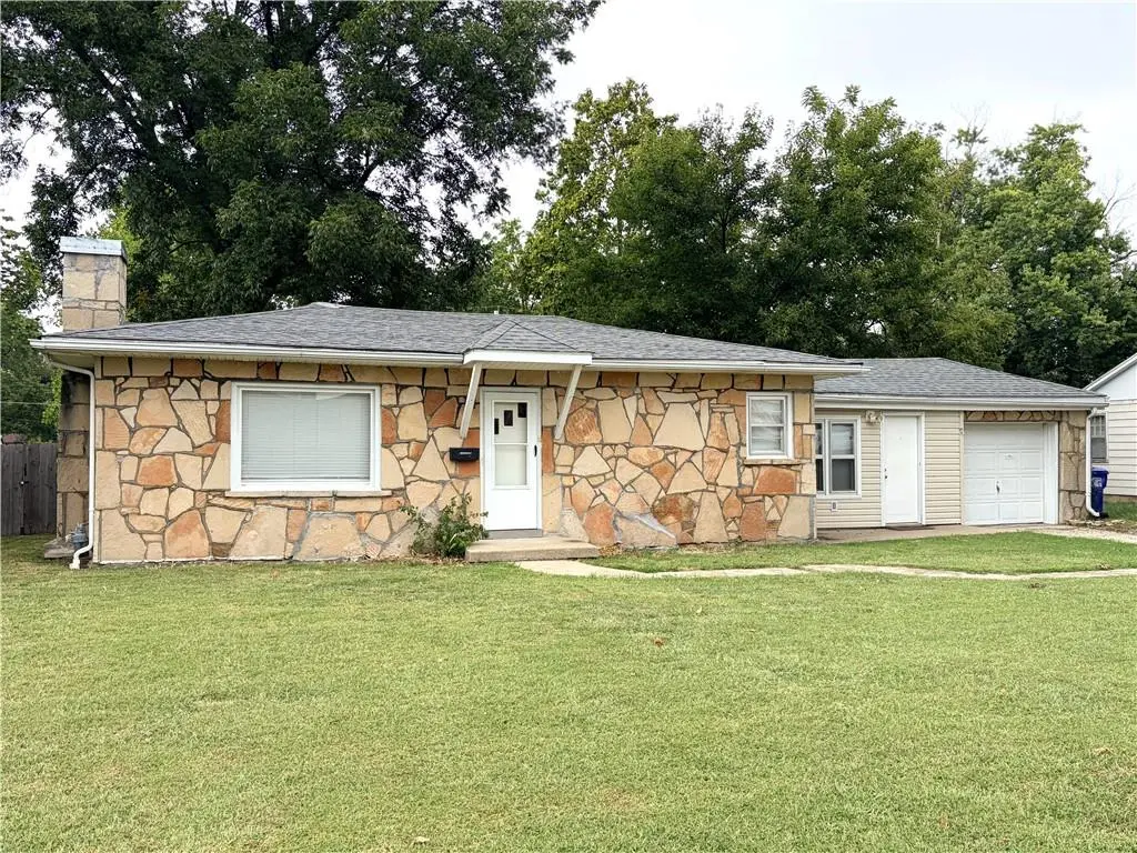 2020 W 14th ST, Sedalia, MO 65301