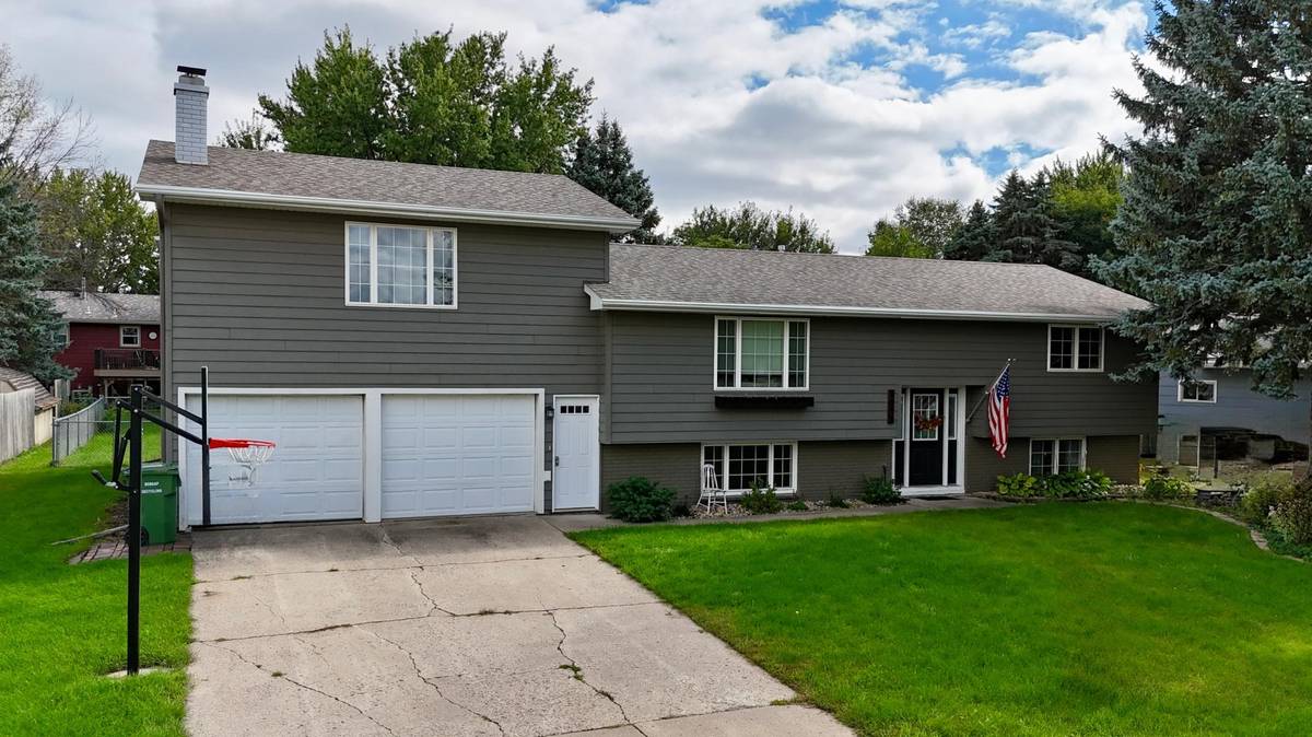 1511 Eckerson DR, Worthington, MN 56187