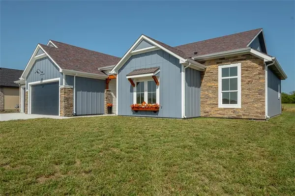 1018 Bluestem CIR, Baldwin City, KS 66006