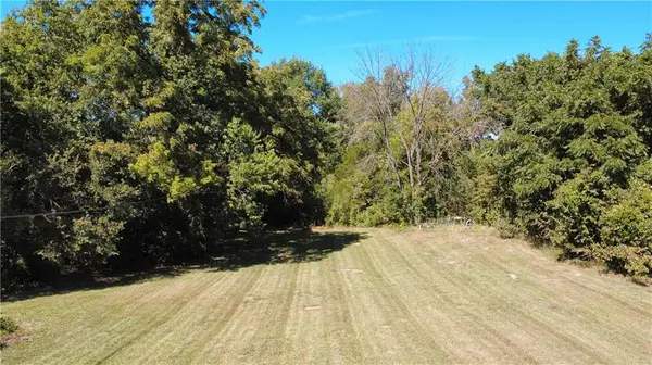 2940 Loring LN, Bonner Springs, KS 66012
