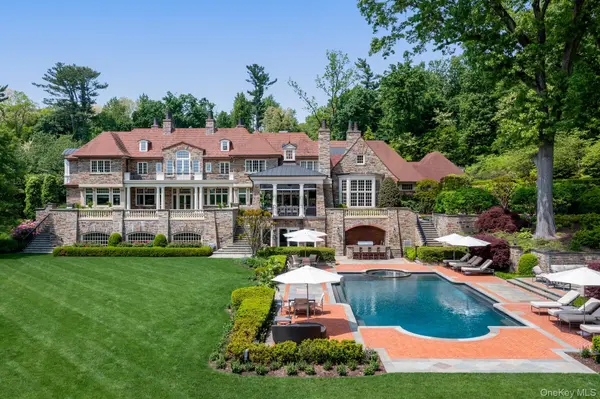 6 Spring Hill LN, Old Westbury, NY 11568