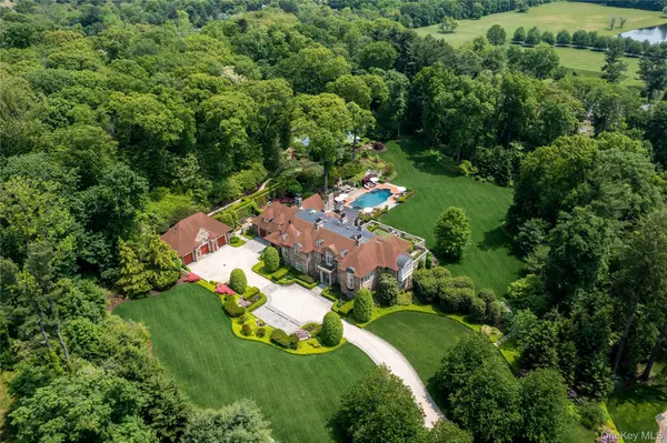 6 Spring Hill LN, Old Westbury, NY 11568