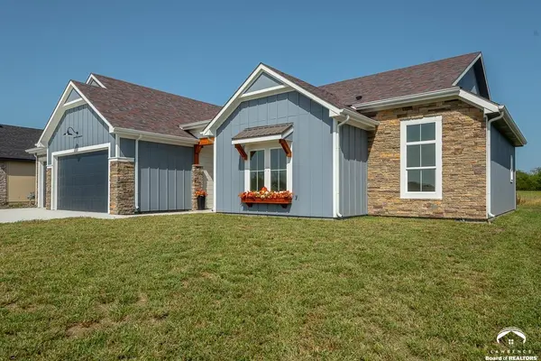 1018 Bluestem CIR, Baldwin City, KS 66006