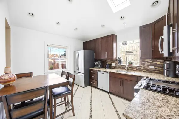 8222 S Albany AVE, Chicago, IL 60652