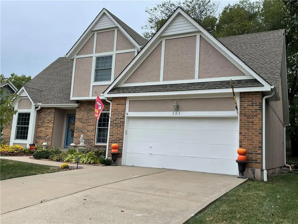 524 NE Victoria DR, Lee's Summit, MO 64086