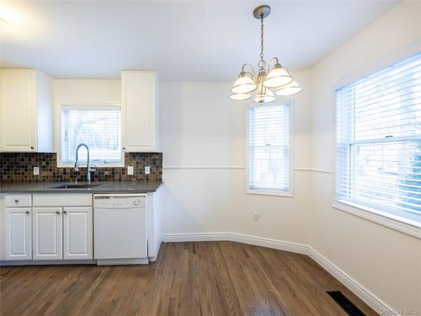 21 Marwood RD #Right Side, Port Washington, NY 11050