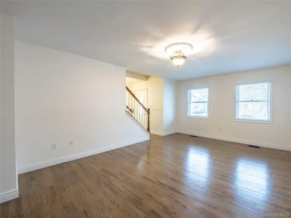 21 Marwood RD #Right Side, Port Washington, NY 11050