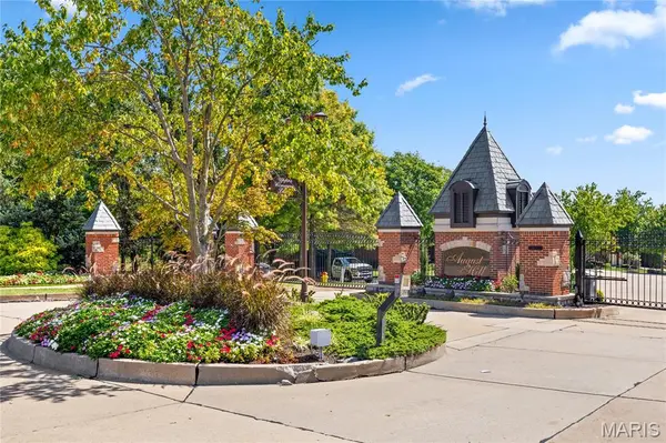 2 Upper Conway LN, Chesterfield, MO 63017
