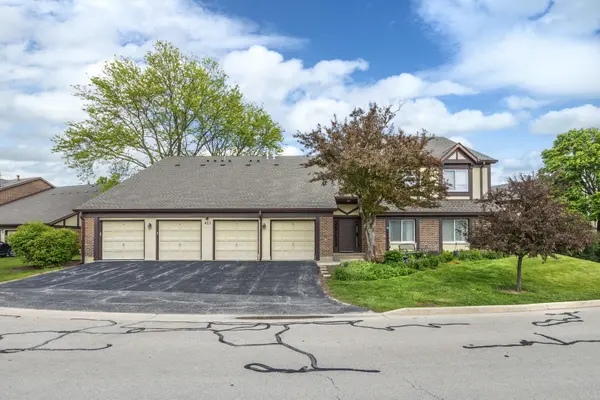 423 Ramblewood DR #D, Glen Ellyn, IL 60137