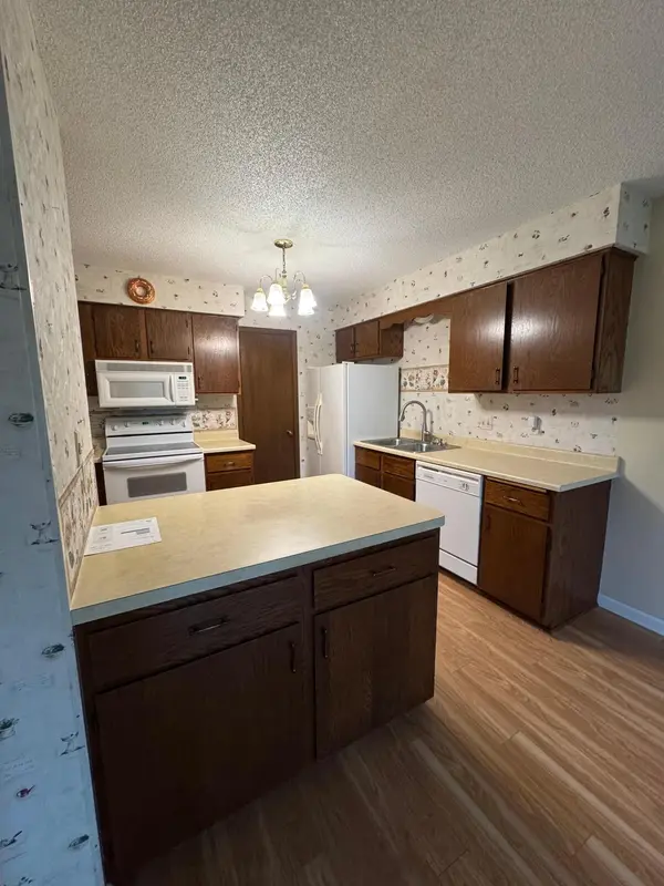 1890 Fox Ridge DR #B, West Saint Paul, MN 55118