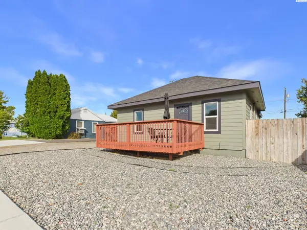 810 9th St, Benton City, WA 99320