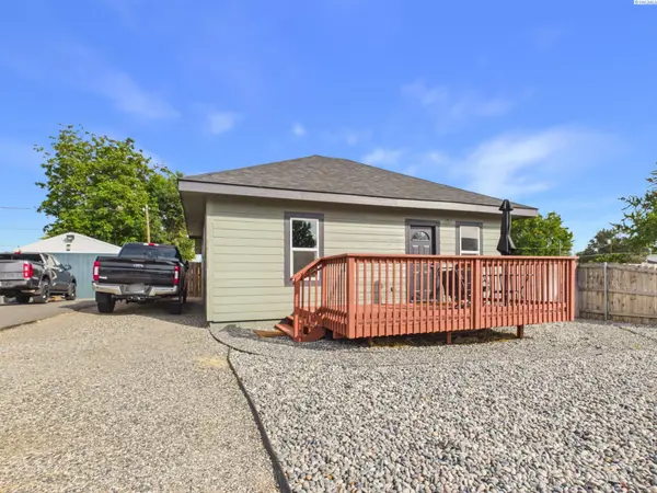 810 9th St, Benton City, WA 99320