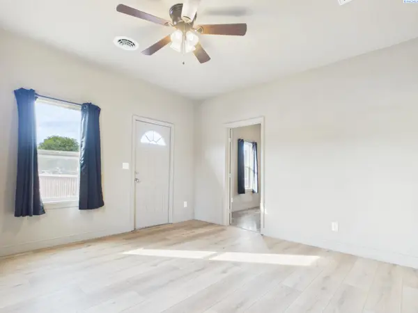 810 9th St, Benton City, WA 99320
