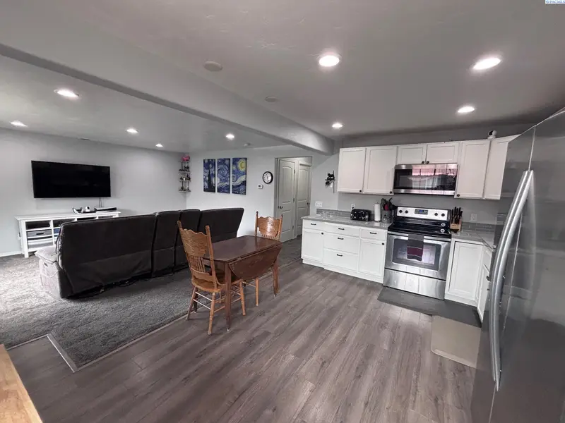 526 S 40th Ave #D-210 #D-210, West Richland, WA 99353