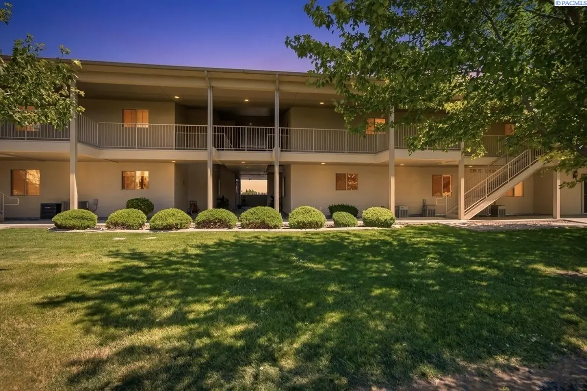 3710 W Canyon Lakes Dr. L-104, Kennewick, WA 99337