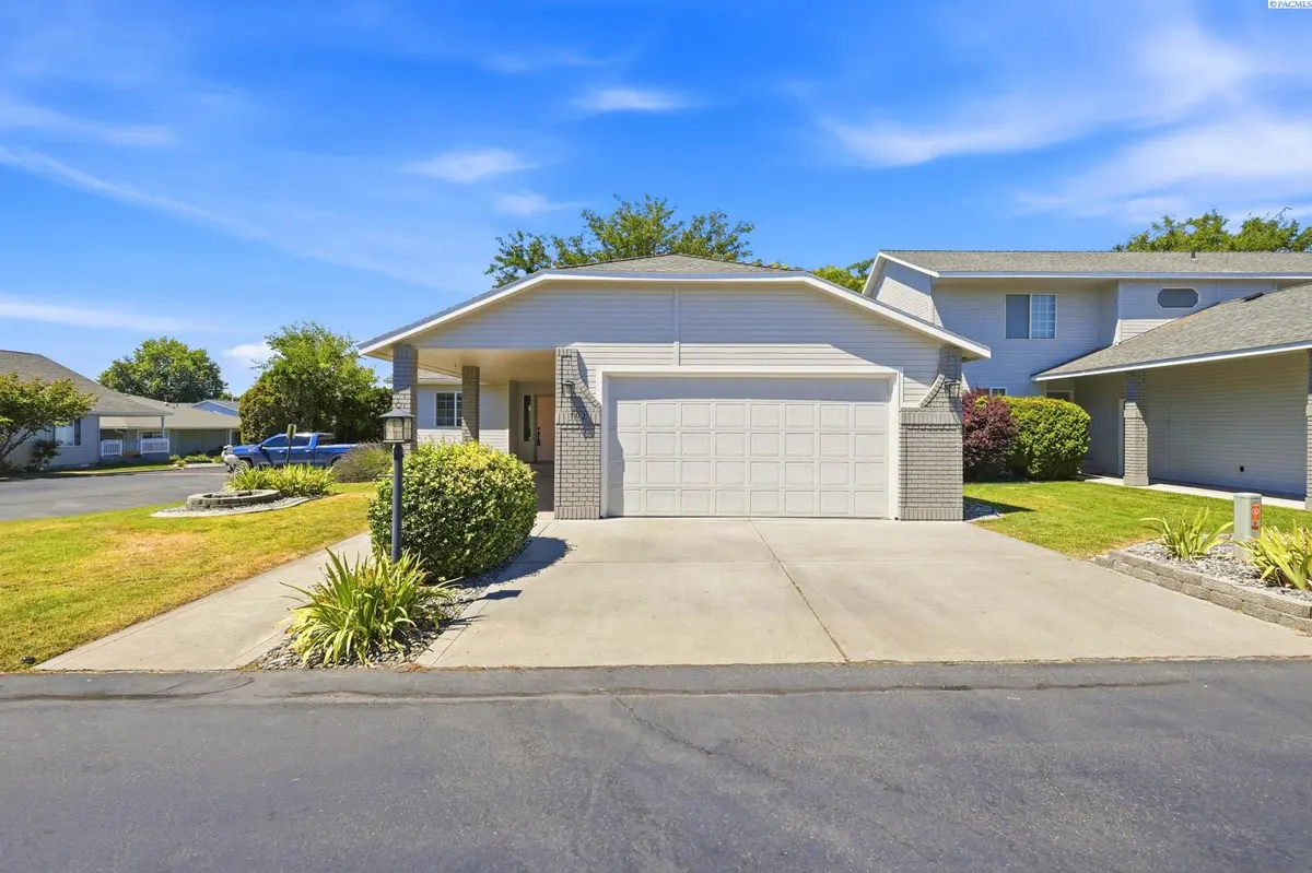 102 Tamarron Ln, Pasco, WA 99301