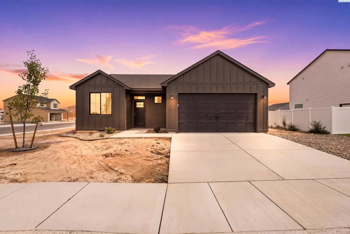 1201 Topaz Ave, Grandview, WA 98930