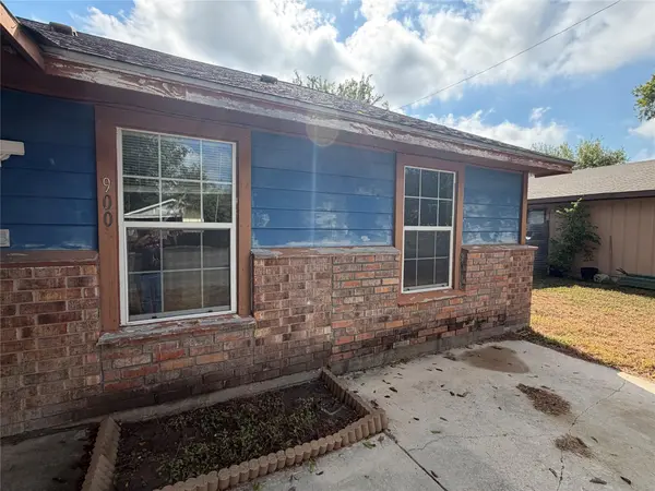 900 Lee LN, Lockhart, TX 78644