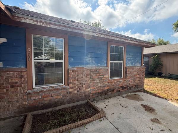 900 Lee LN, Lockhart, TX 78644