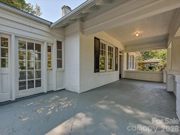 501 Hermitage CT, Charlotte, NC 28207
